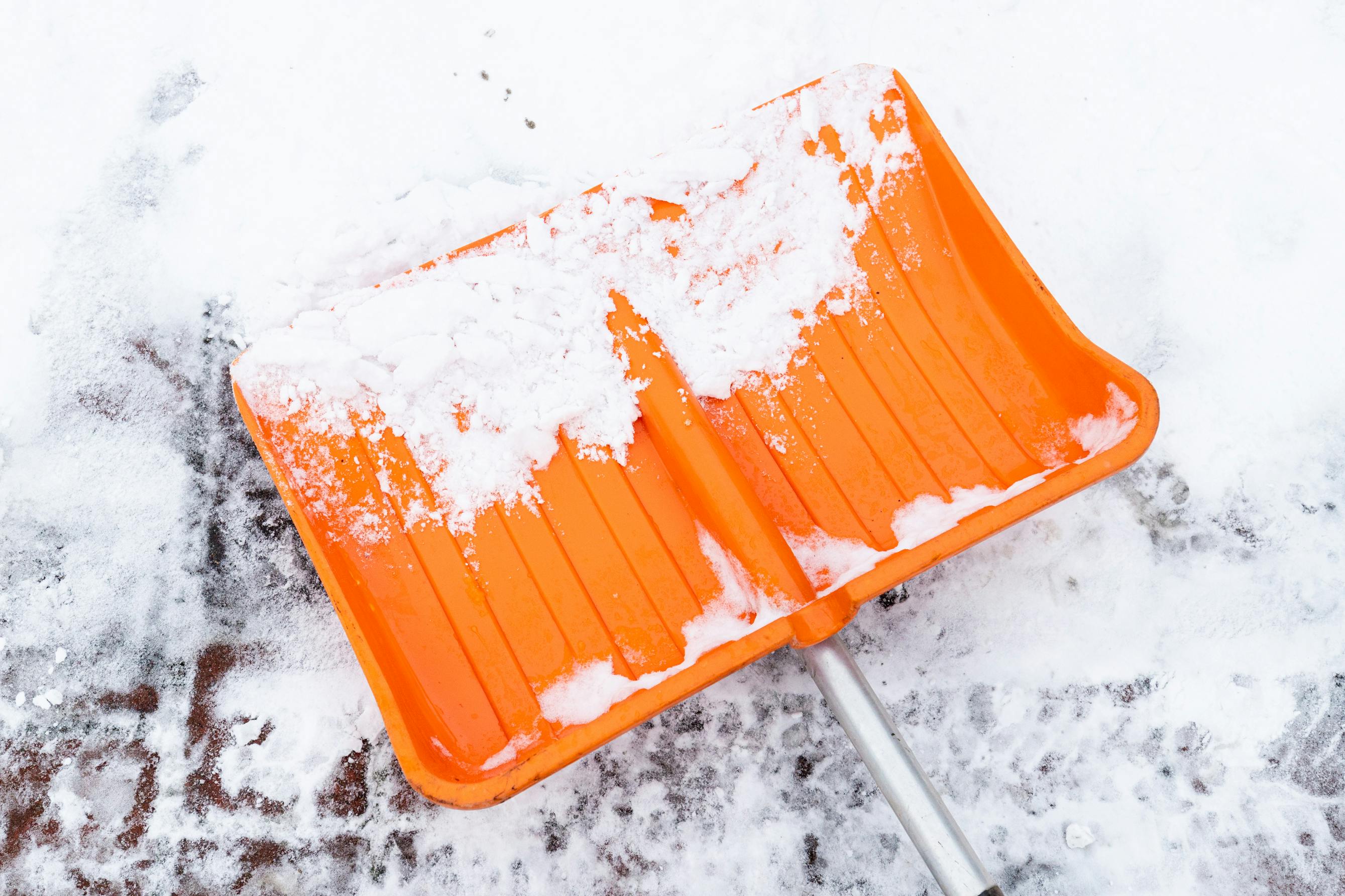 Eisbeseitigung in Hamm – Beseitigung von Glätte und Eisflächen für sichere, rutschfreie Wege.